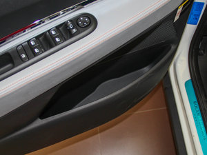 2014款1.6T 罗兰加洛斯版 前门储物空间