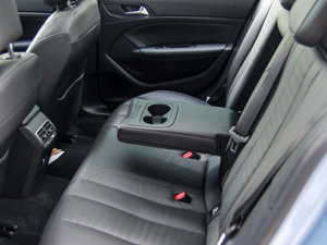 2015款1.6T 自动睿驰版 后排中央扶手