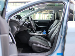 2015款1.6T 自动睿驰版 前排空间