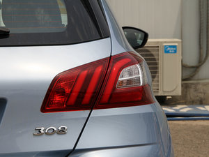 2015款1.6L 手动尚驰版 尾灯