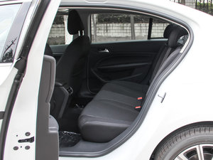 2016款1.6T 自动豪华版 后排空间