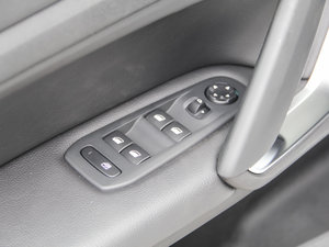 2016款1.6T 自动豪华版 主驾车窗控制区	