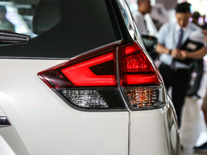 2019款2.0L CVT两驱舒适版 7座 尾灯