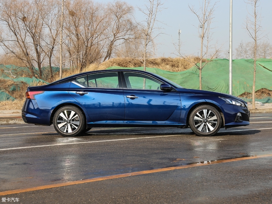 2019[ 2.0L XL Upper а