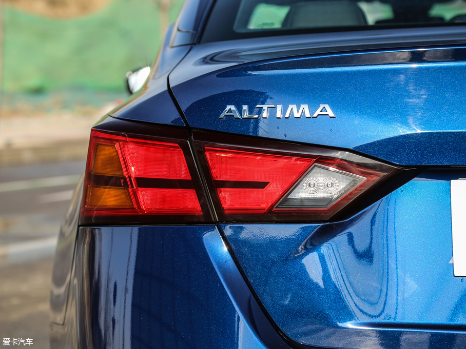 2019[ 2.0L XL Upper а