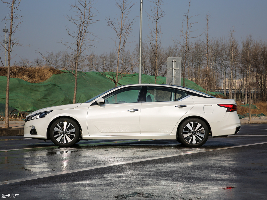 2019[ 2.0L XL Upper а