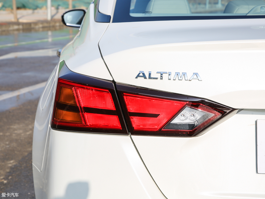 2019[ 2.0L XL Upper а