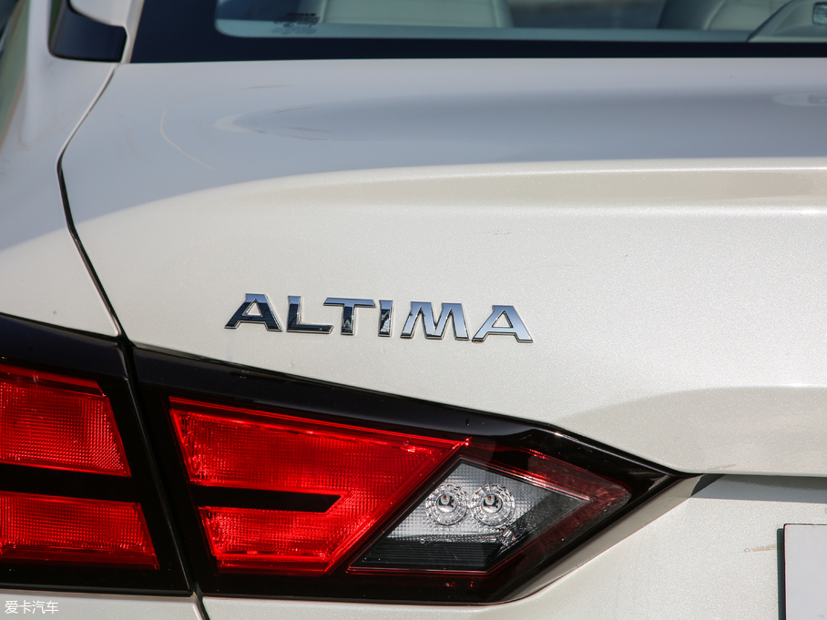 2019[ 2.0L XL Upper а