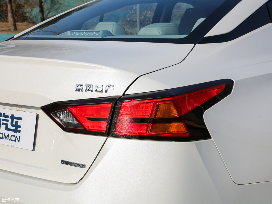 2019[ 2.0L XL Upper а