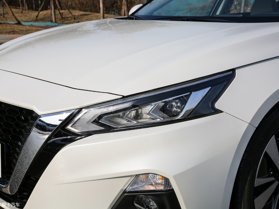 2019[ 2.0L XL Upper а