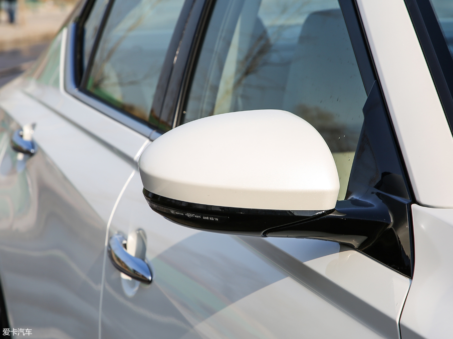 2019[ 2.0L XL Upper а