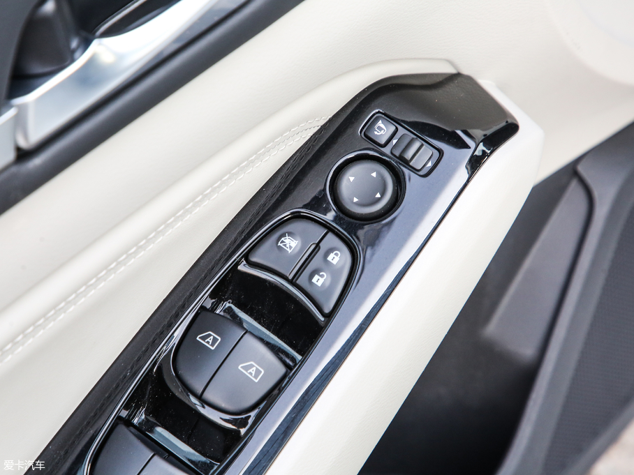 2019[ 2.0L XL Upper а