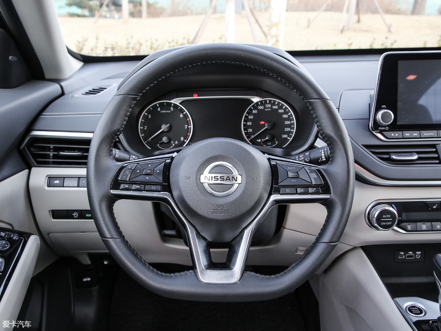 2019[ 2.0L XL Upper а