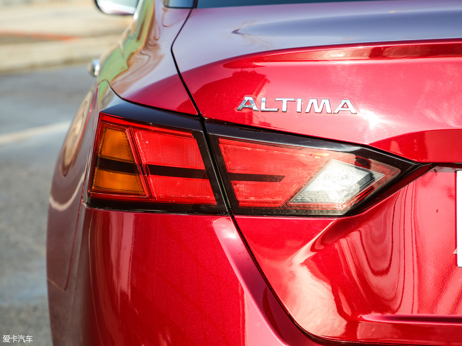 2019[ 2.0L XL Upper а