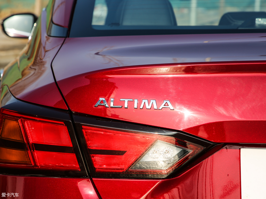 2019[ 2.0L XL Upper а