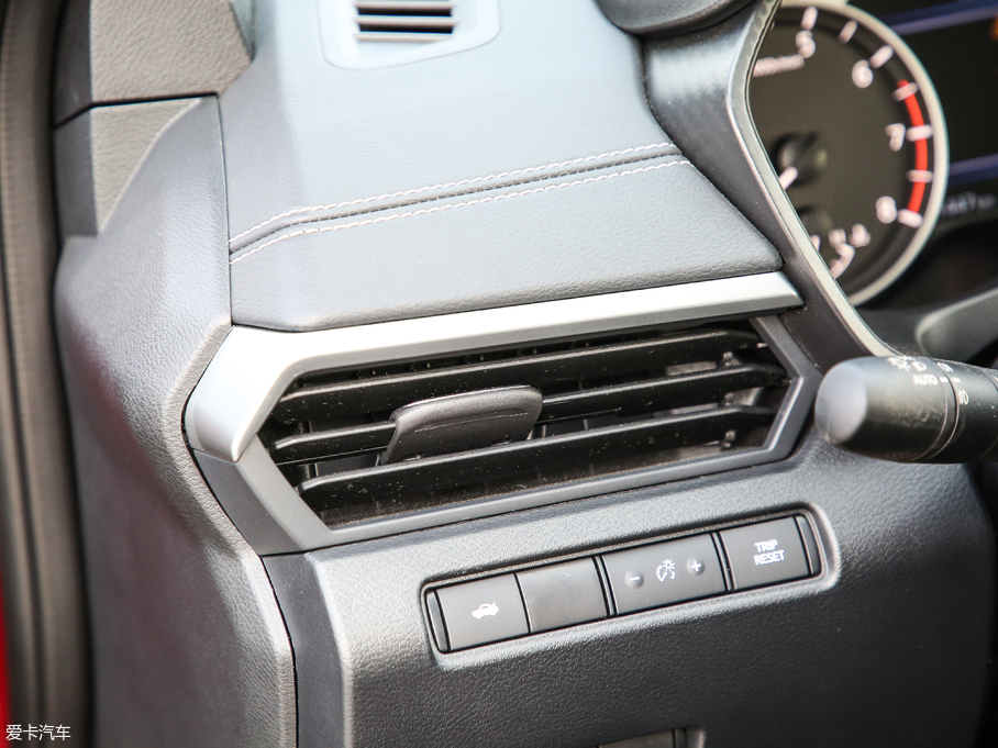 2019[ 2.0L XL Upper а