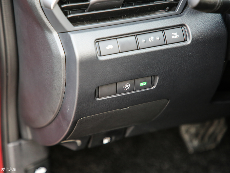 2019[ 2.0L XL Upper а