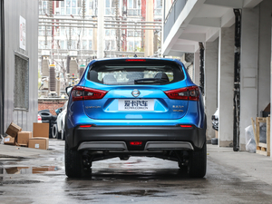 2019款2.0L CVT豪华版 正后	