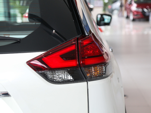 2020款2.0L XL ITS 3rows CVT两驱智联舒适版 7座 尾灯