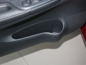 2020款1.6L CVT智行版 前门储物空间