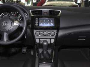 2021款经典 1.6L XL 手动豪华版 中控台