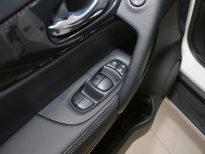 2021款2.5L XL ITS 3rows CVT四驱豪华领航版 7座 主驾车窗控制区	