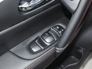 2021款2.0L CVT旗舰版  主驾车窗控制区	