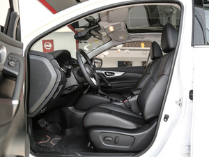 2021款2.0L CVT豪华版 前排空间