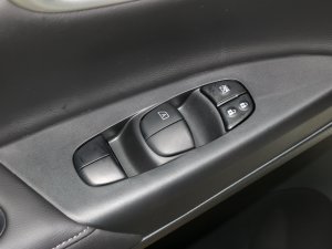 2022款经典 1.6XE 手动舒适版 主驾车窗控制区	