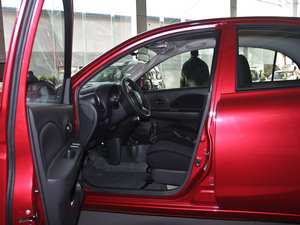 2010款1.5XE MT易型版 前排空间