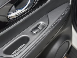 2023款荣耀 2.0L 两驱智联臻享版 后排车窗控制区