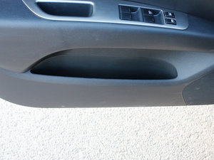 2010款1.6L 劲锐版自动智能版 前门储物空间