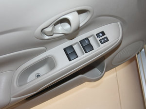 2011款1.5XE 手动舒适版 主驾车窗控制区	