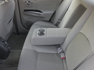 2011款1.5XL CVT豪华版 后排中央扶手