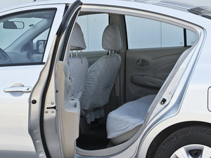 2011款1.5XE CVT舒适版 后排空间