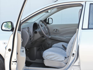 2011款1.5XE CVT舒适版 前排空间
