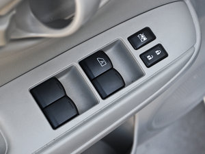 2011款1.5XE CVT舒适版 主驾车窗控制区	