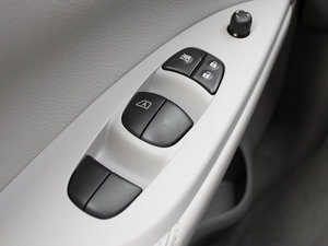 2011款1.6L CVT智能版 主驾车窗控制区	