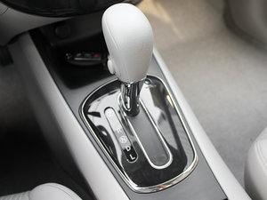 2011款1.6L CVT智能版 换挡杆