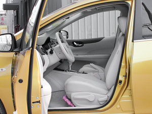 2011款1.6L CVT智能版 前排空间