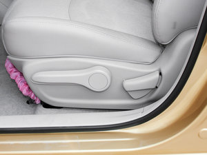 2011款1.6L CVT智能版 主驾驶座椅调节