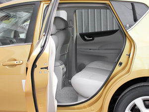 2011款1.6L CVT智能版 后排空间