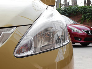 2011款1.6L CVT智能版 大灯