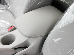 2011款1.6L 手动舒适版 中央扶手箱