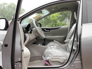 2011款1.6L 手动舒适版 前排空间