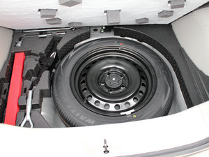 2011款1.6L 手动舒适版 手套箱