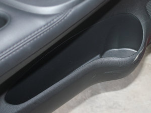 2011款1.6L CVT智能版 前门储物空间