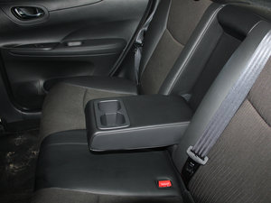 2011款1.6L CVT智能版 后排中央扶手