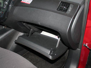 2011款1.6L CVT智能版 手套箱