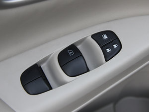 2012款1.8XV CVT尊享版 主驾车窗控制区	
